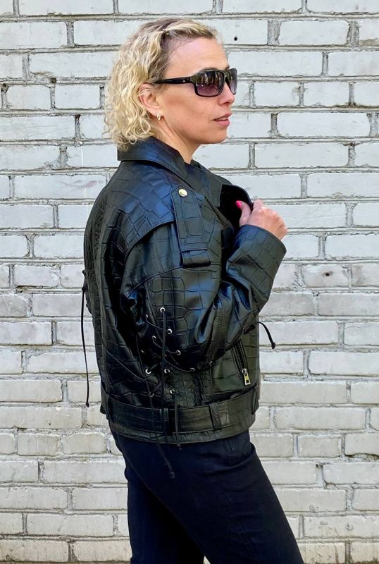 Куртка женская  модель 36 черн.кроко