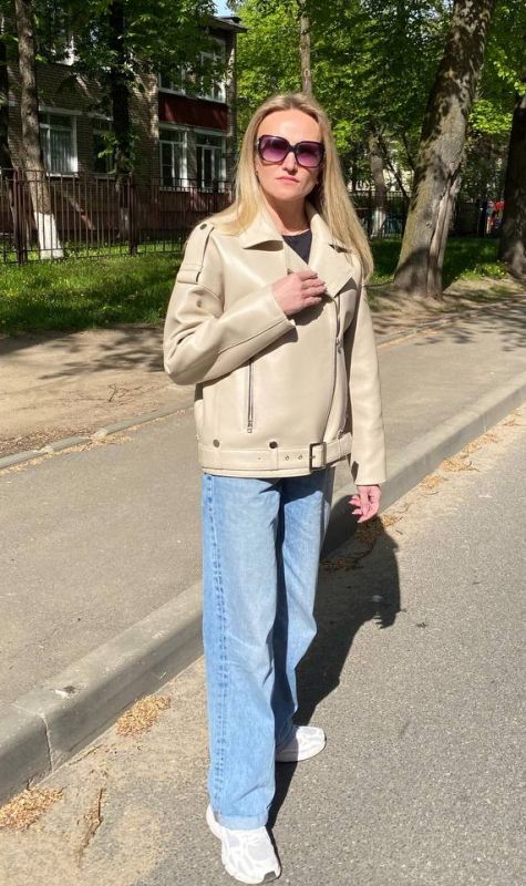 Куртка женская  модель 36+7 б/ш св.бежевая