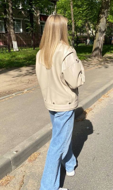 Куртка женская  модель 36+7 б/ш св.бежевая
